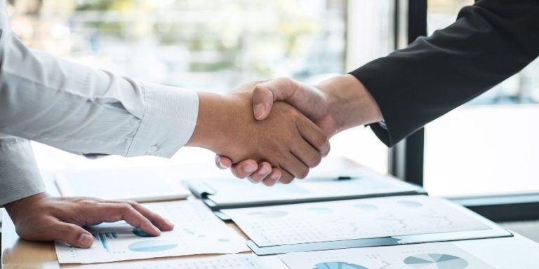 تسويق خدمات المقاولات والتشطيبات: الإعلان لا يكفي.. هكذا تفوز بالعميل الجاد